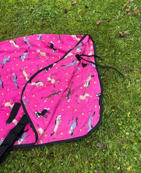 Nowa wyjątkowa polarowa derka róż w brykające kucyki 145 cm