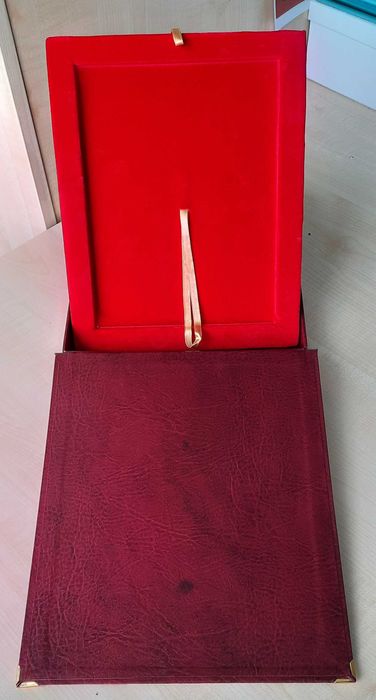 Etui do dyplomu drewnianego, czerwone 30x25cm nowe