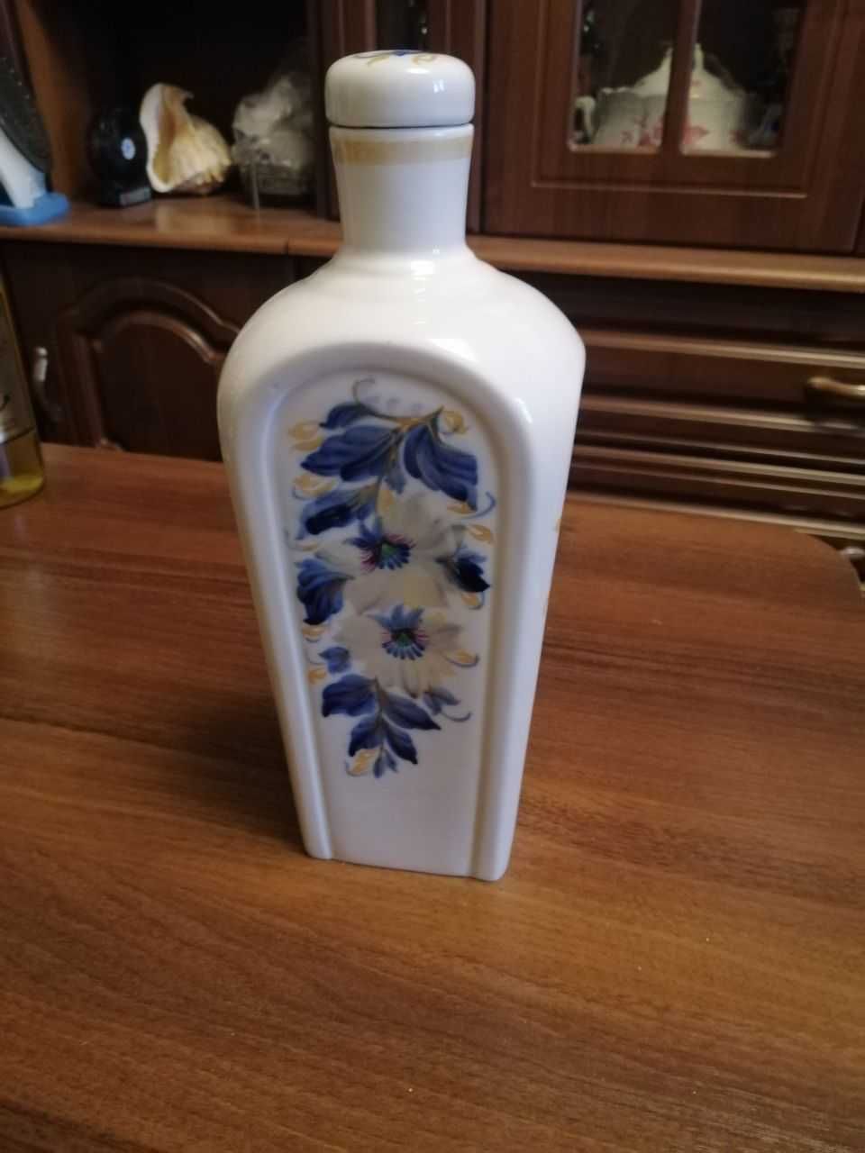 Штоф фарфоровый бело - голубой под напитки или в коллекцию