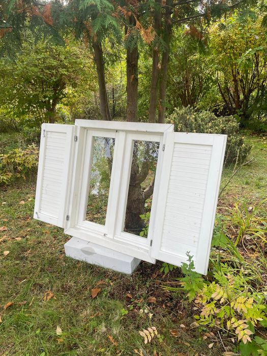 Okno drewniane z okiennicami