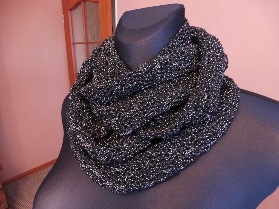 Elegancki czarny komin ze srebrną nitką