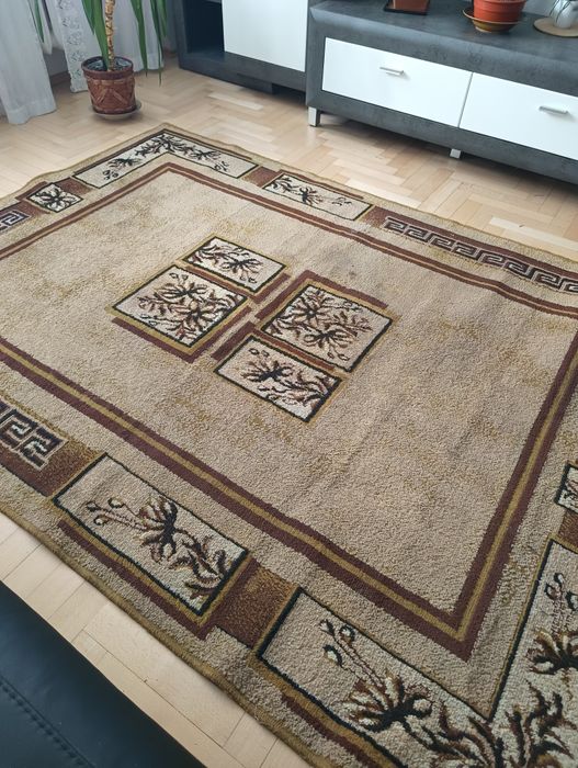 Dywan brąz z beżem.