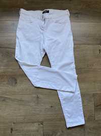 Białe spodnie jeansy