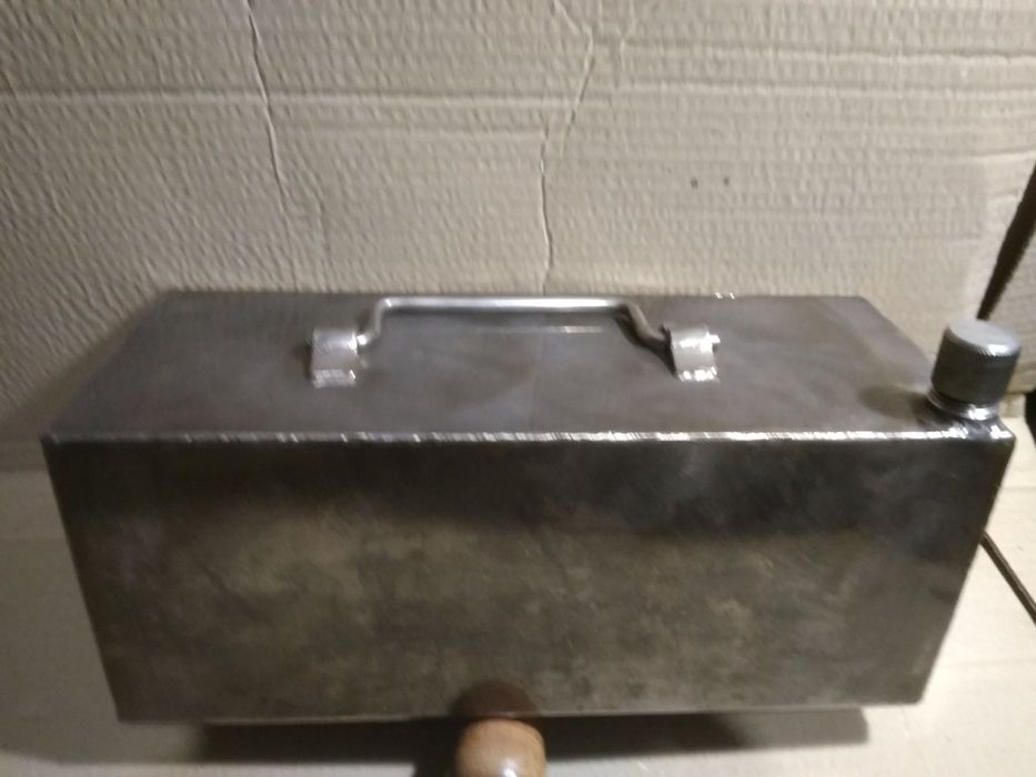 Невелика компактна на  4л каністра з нержавійки.