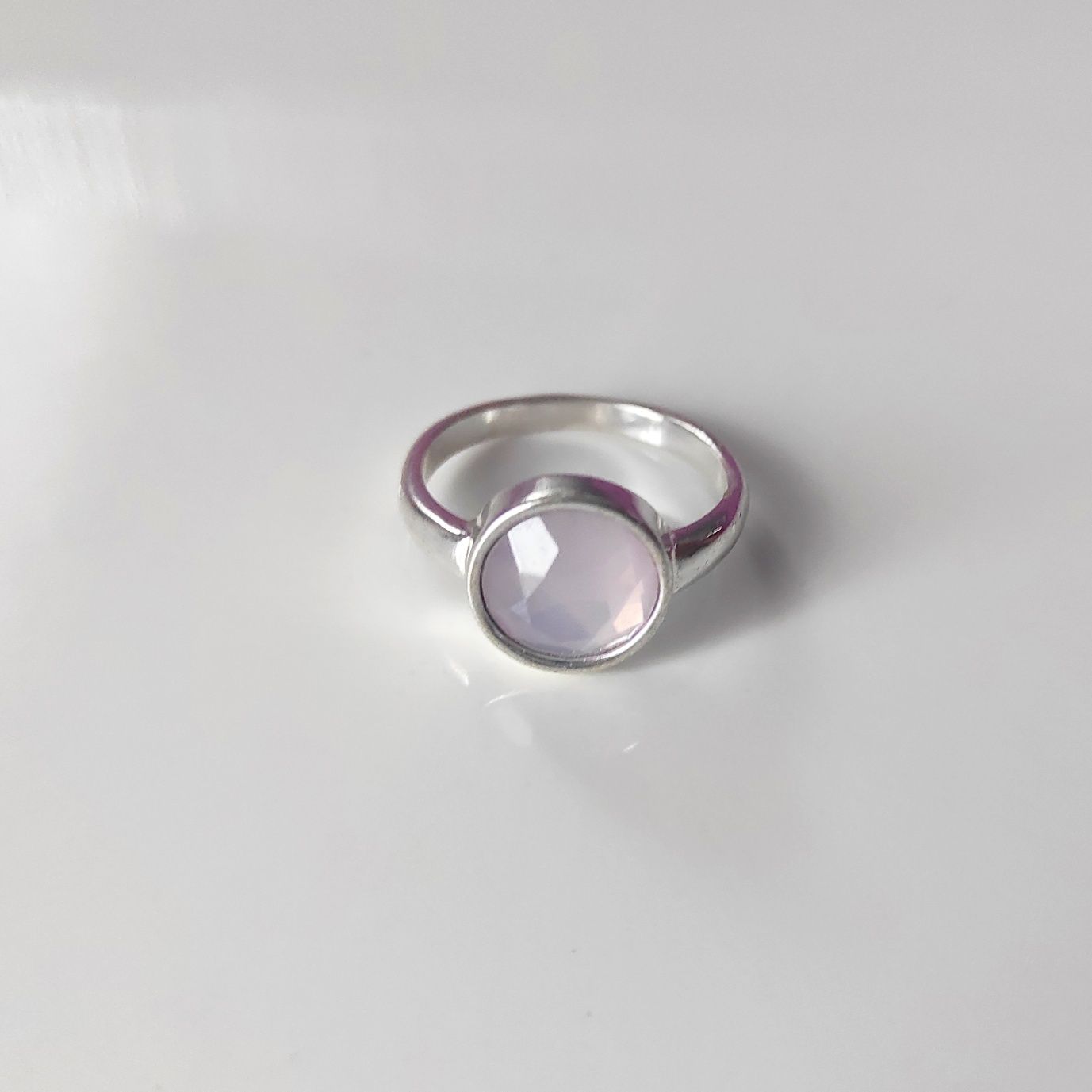 Pierścionek w kolorze srebrnym z jasnym, różowym oczkiem, rozmiar 19