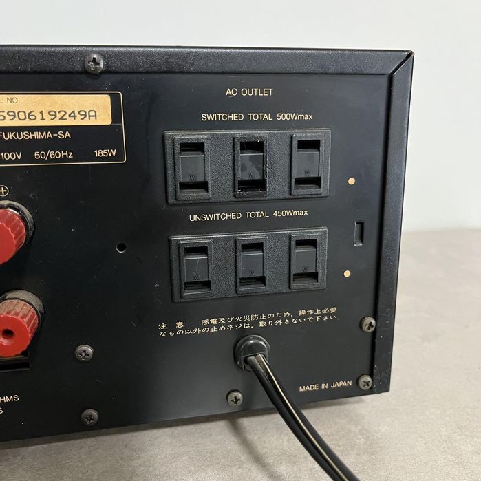 Гибридный усилитель LUXMAN LV-105.