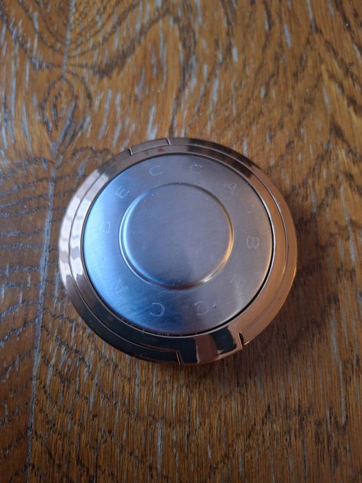 Becca - rozświetlacz Gold Lava