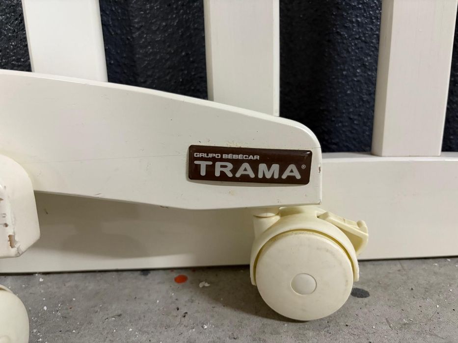 Berço branco marca trama com rodas