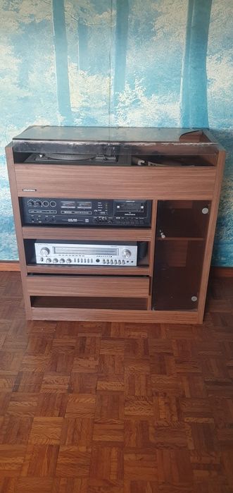 Móvel hi-fi vintage com gira-discos, amplificador e leitor de cassetes