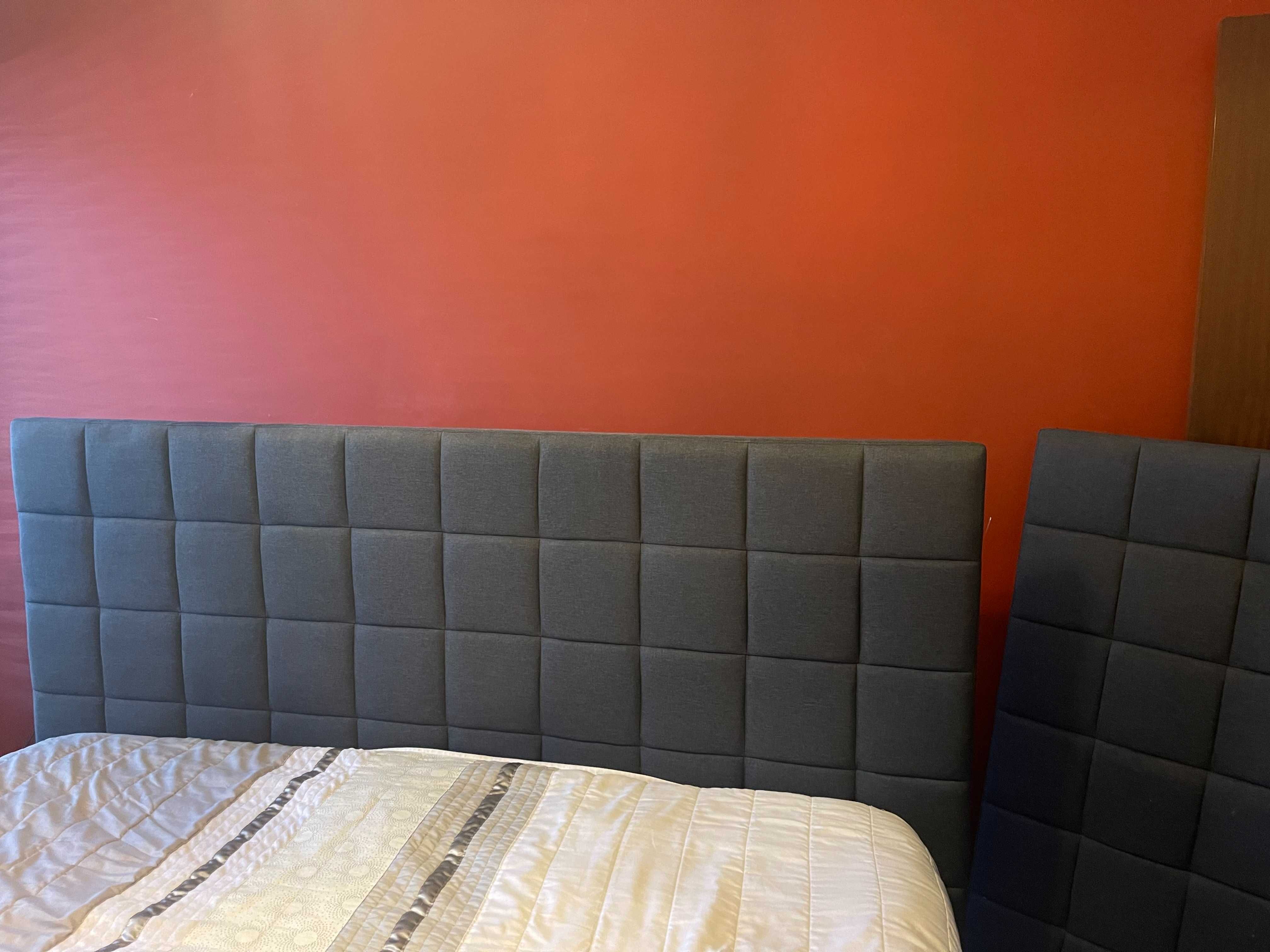 Cama de casal em tecido cinzenta