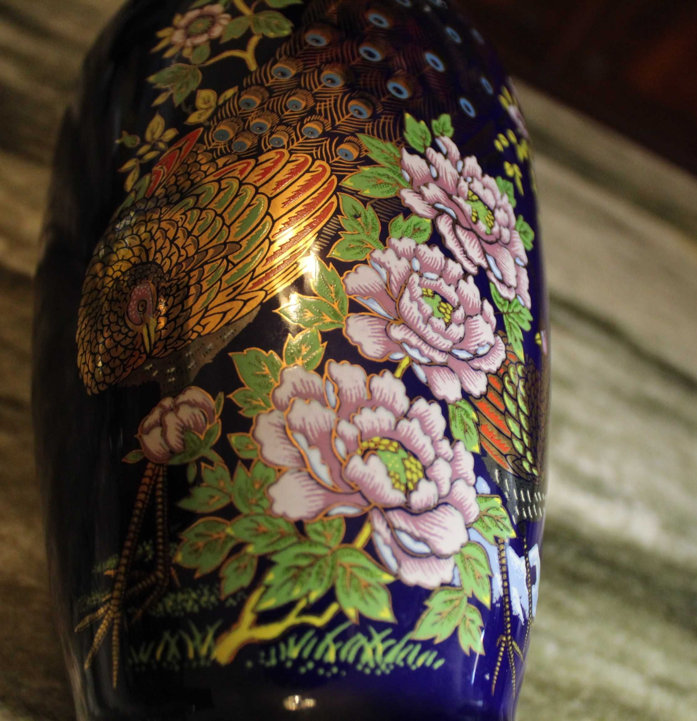 Vaso com  motivo de pavão asiático azul-cobalto e dourado com alças.