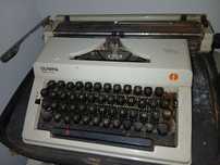 Máquina escrever  antiga por  15 €