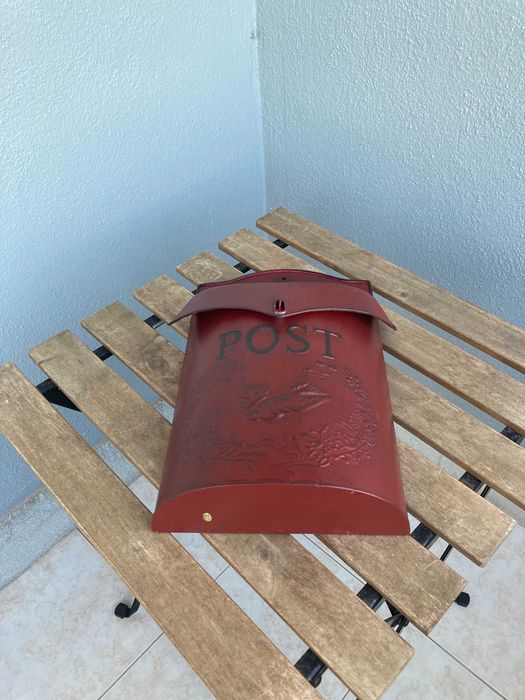 Caixa de Correio Rústica Vermelha
