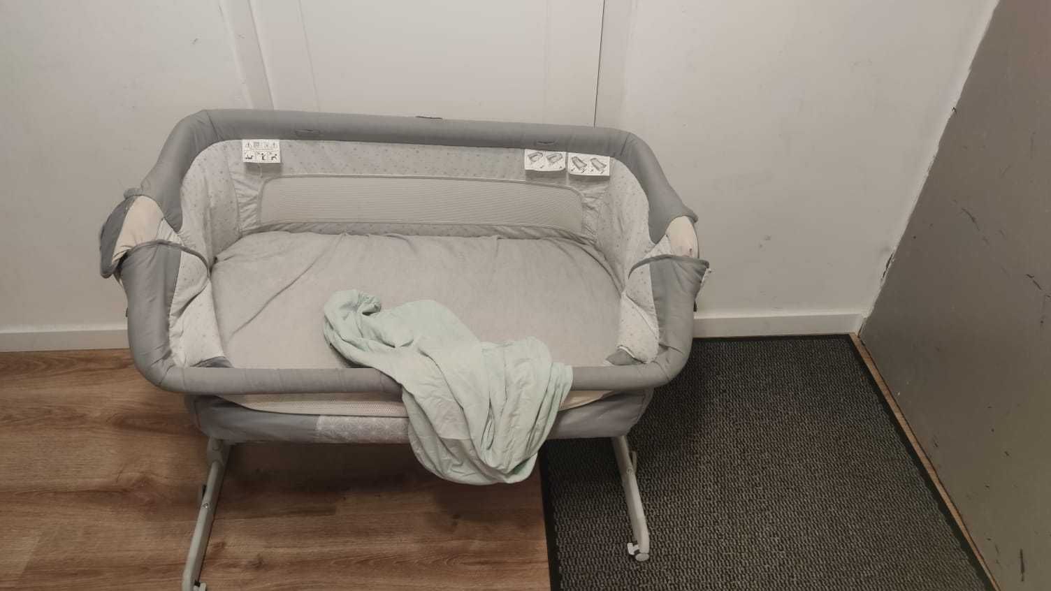 Łóżeczko dostawne CHICCO Next2Me + dwa prześcieradła