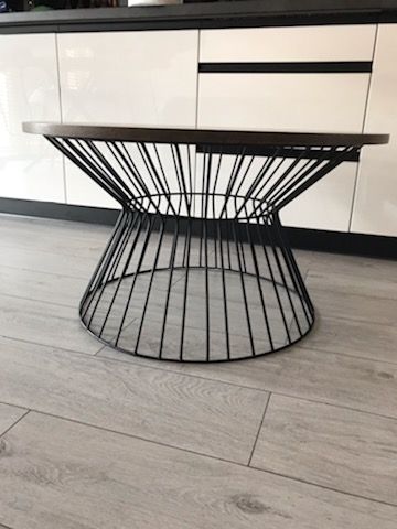 Stolik stół nowoczesny design metal druciak agata Westwing orzech stół