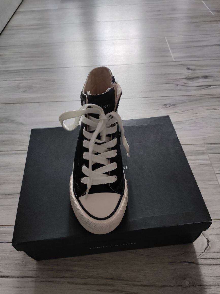 Sprzedam Trampki  czarne nowe