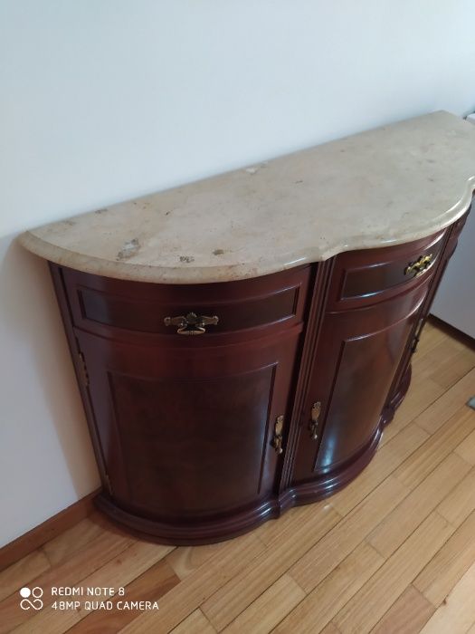 Sapateira em madeira e em excelente estado.