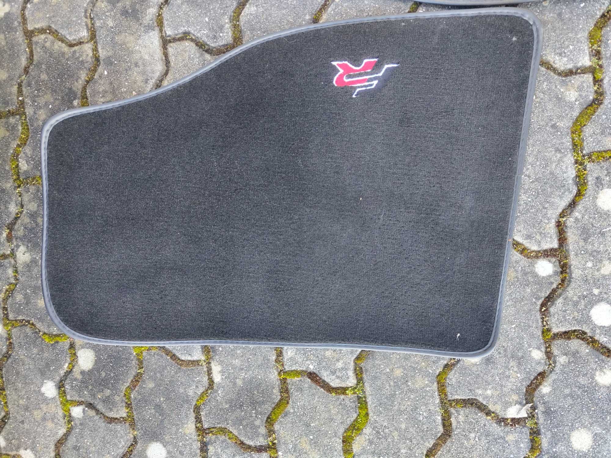 Tapetes com a sigla FR para Seat 6F