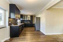 Moradia T5 em banda totalmente remodelada.