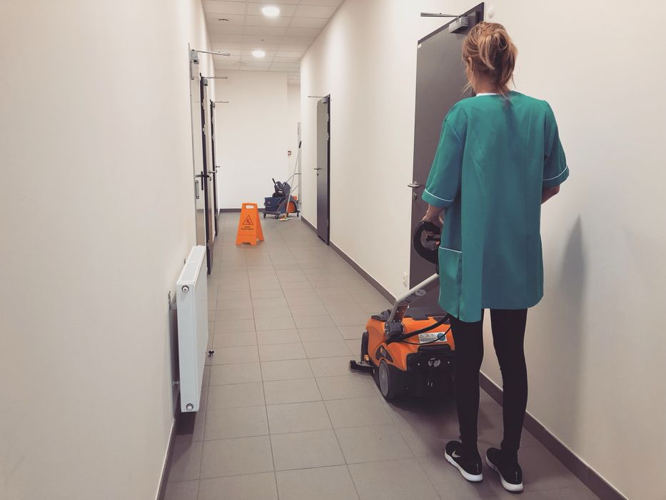 Firma sprzątająca | Sprzątanie biur, hal i magazynów | Mycie maszynowe