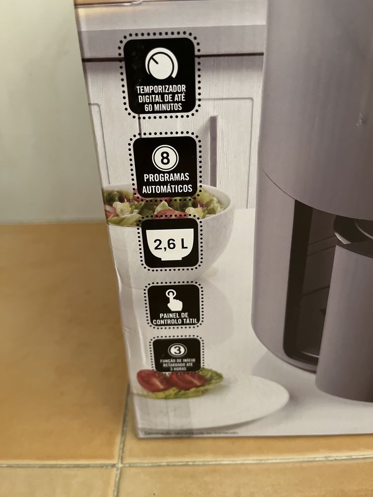 Airfryer usada, 2,6l cap., 8 programas, painel tatil
