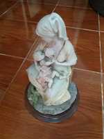 Estatueta / Estátua / Bibelô Decorativa / Mãe Pobre em marfinite