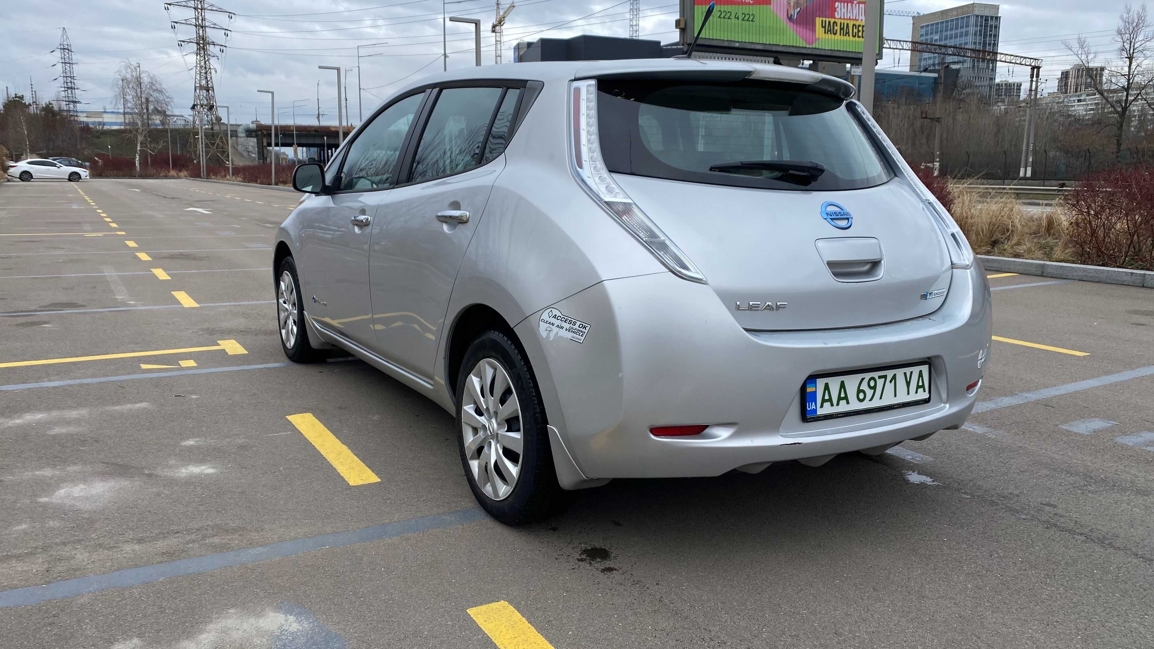 2013 Nissan Leaf 10/12 в наявності без ДТП цілий