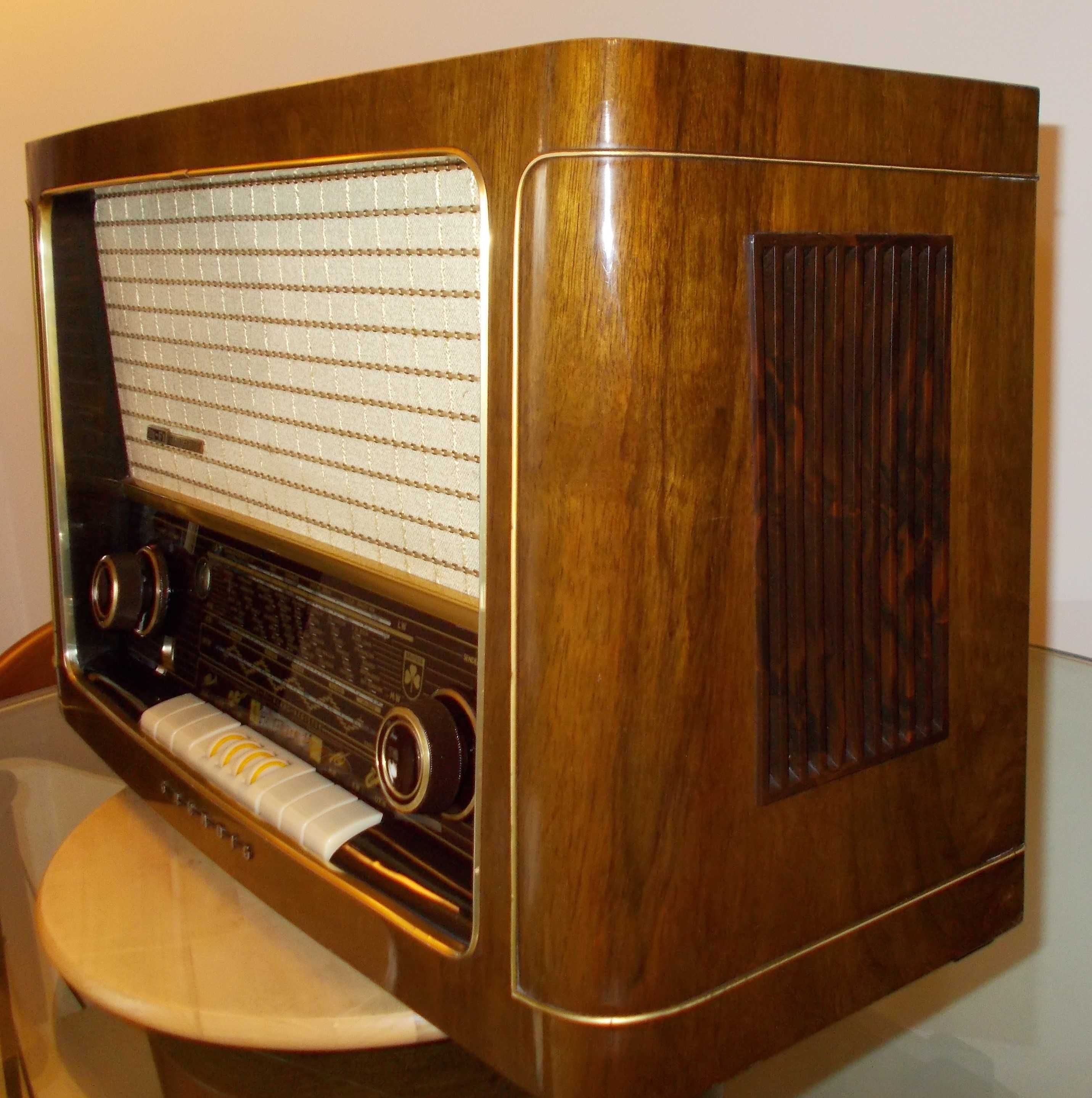 Rádio GRUNDIG a válvulas, de 1956, com FM