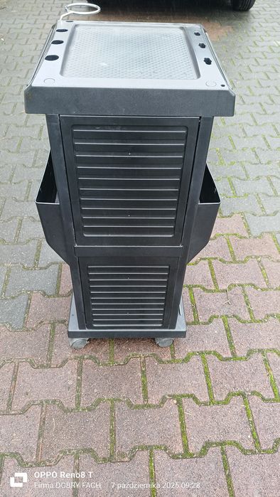 Wózek fryzjerski w dobrym stanie używany mniej jak rok