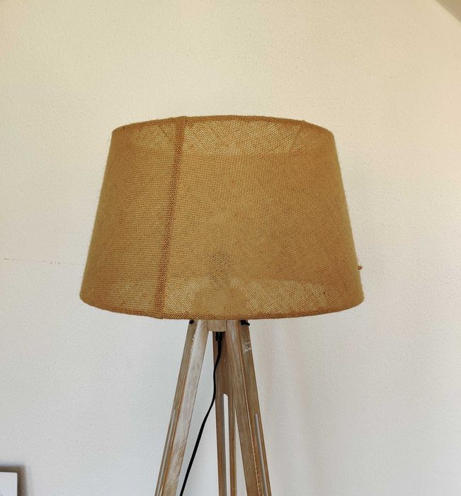 Candeeiro em madeira rústico