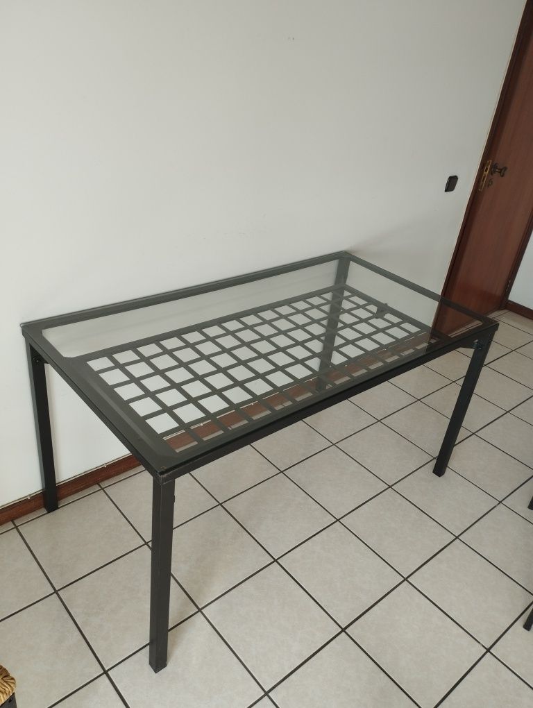 Mesa de vidro e cadeiras