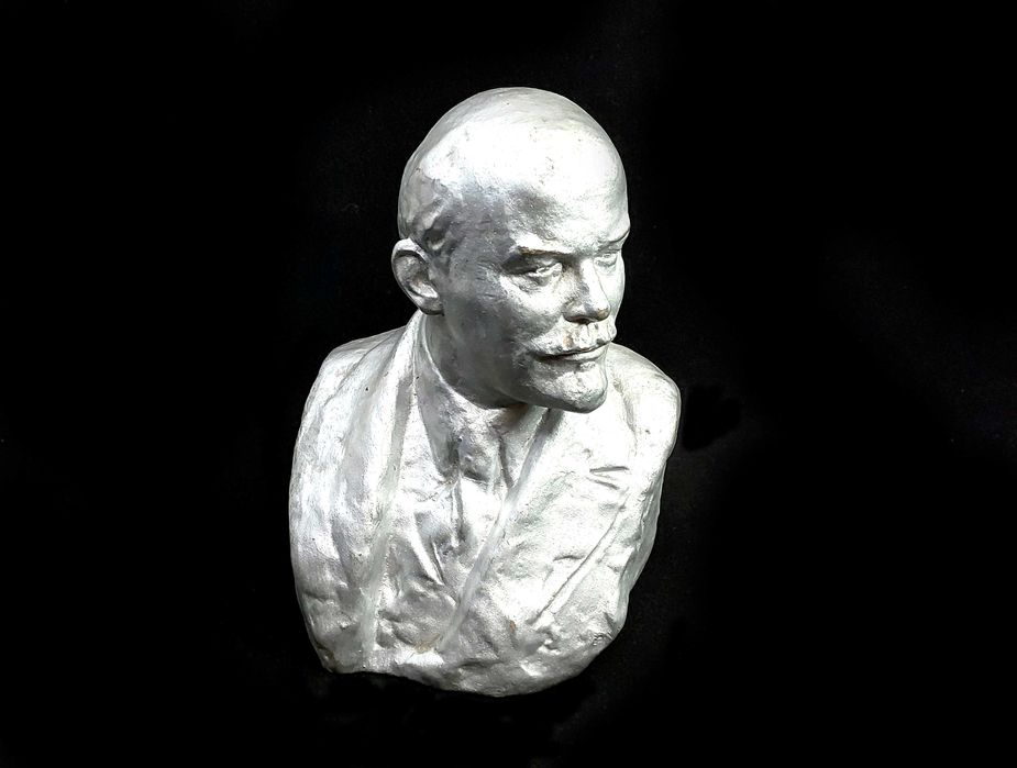 Статуэтка. Бюст В.И. Ленина Гжель 1940 год.