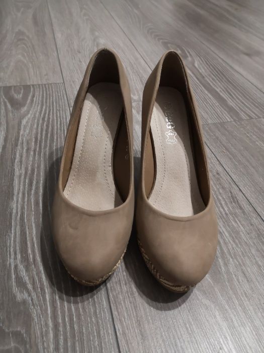 Buty na koturnie rozm. 37