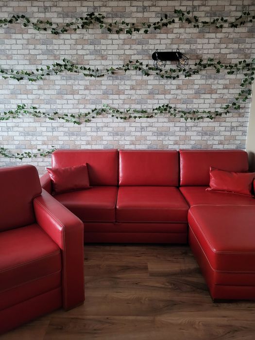 Przepiękna czerwona kanapa w zestawie z fotel