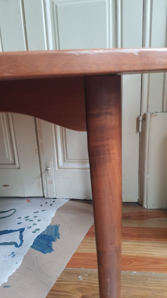 Mesa nordica em madeira.