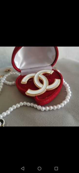 Broszka złoty kolor cc biała hit mega cudna