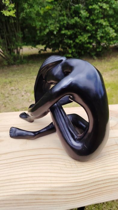 Siedząca kobieta - efekt brązu