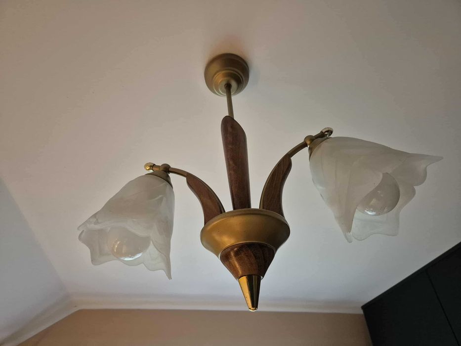 Lampa sufitowa drewniana ze szklanymi kloszami