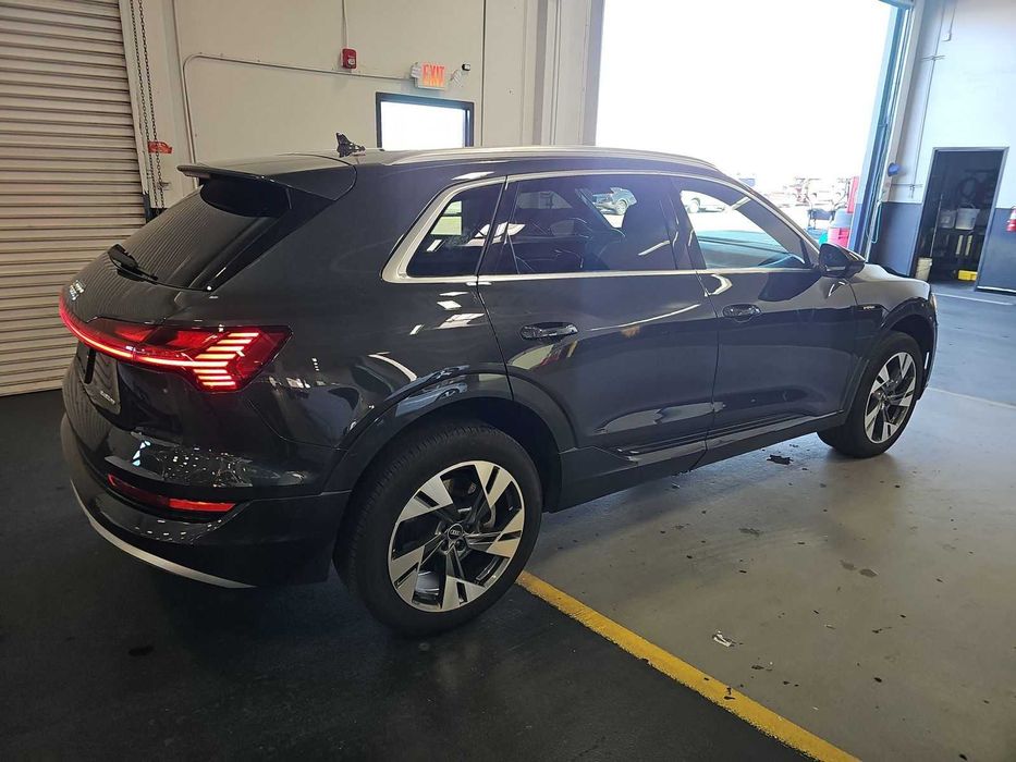 Audi e-tron Premium Plus 2022 ауди