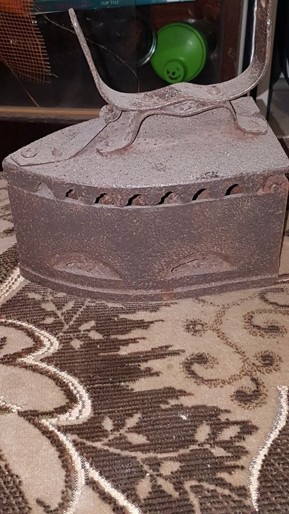 Утюг старинний на вугілля .