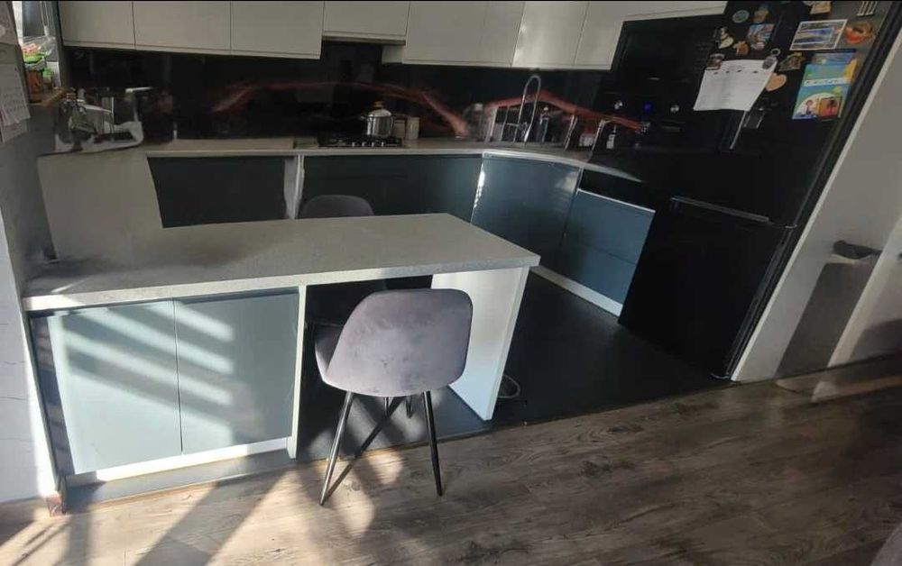 Sprzedam kuchnię wraz ze sprzętem,  w zabudowie bez lodówki.