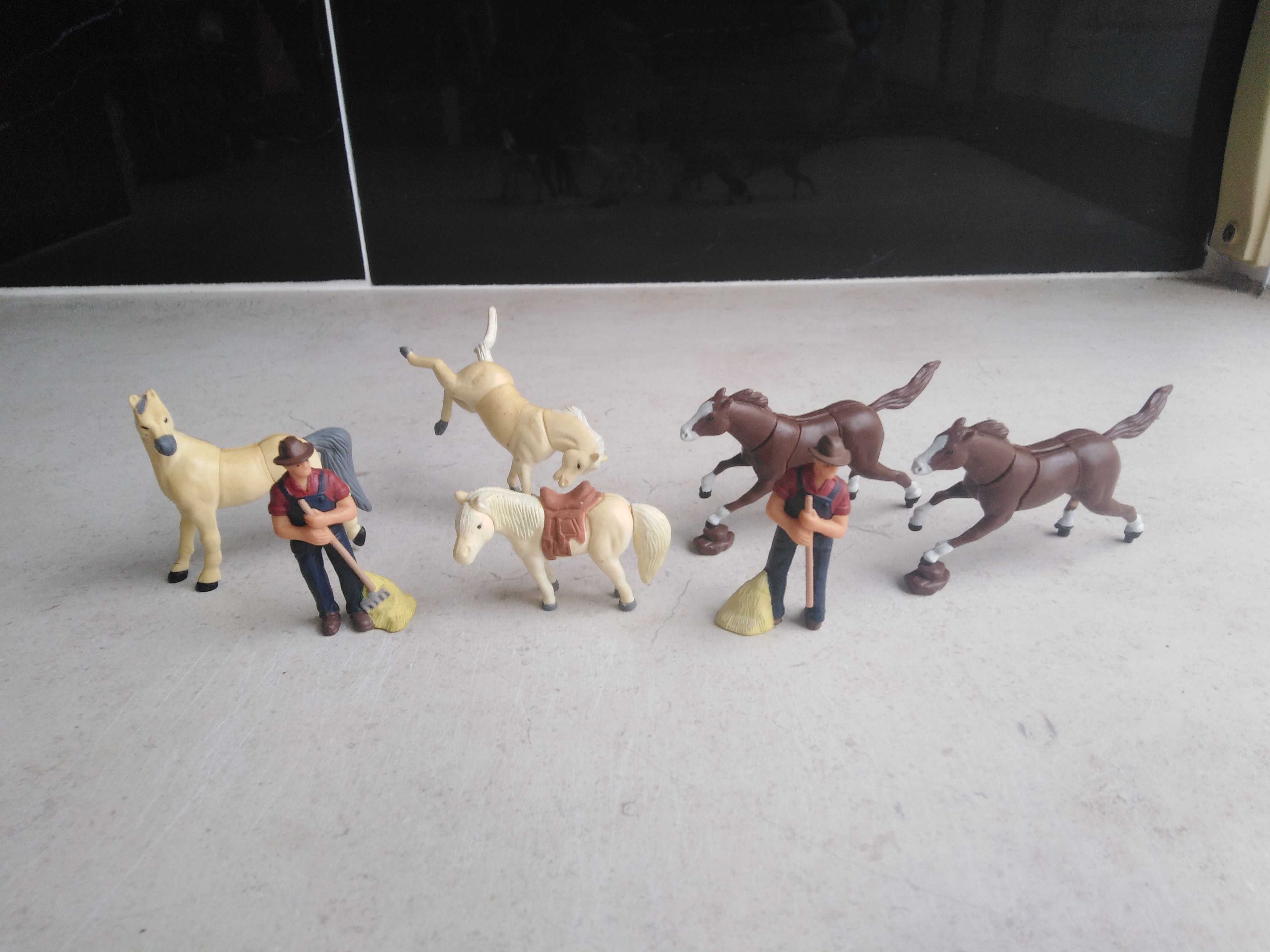 Conjunto de pequenos bonecos/figuras de animais de plástico.