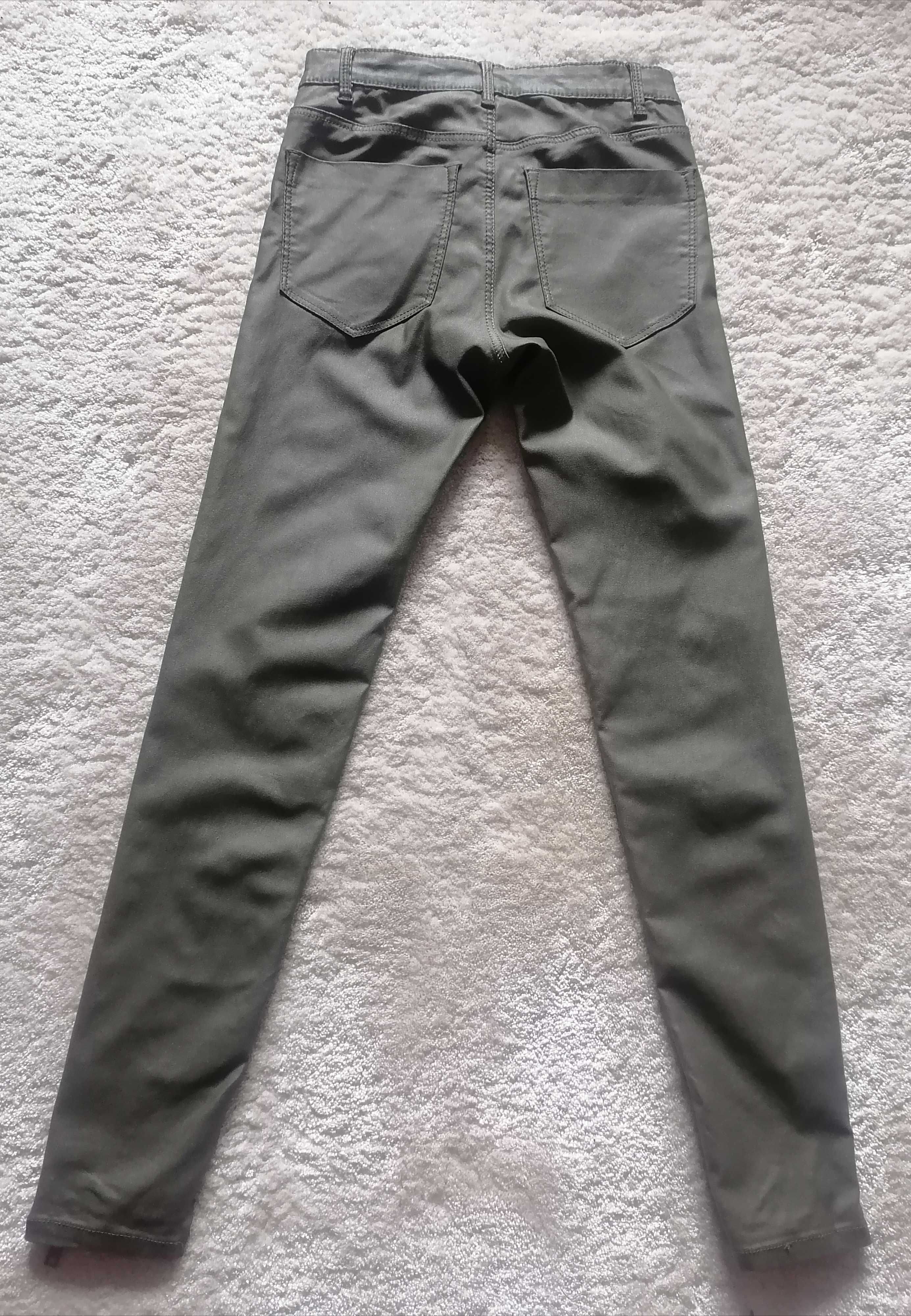 Woskowane ciemnozielone spodnie Stradivarius r XS