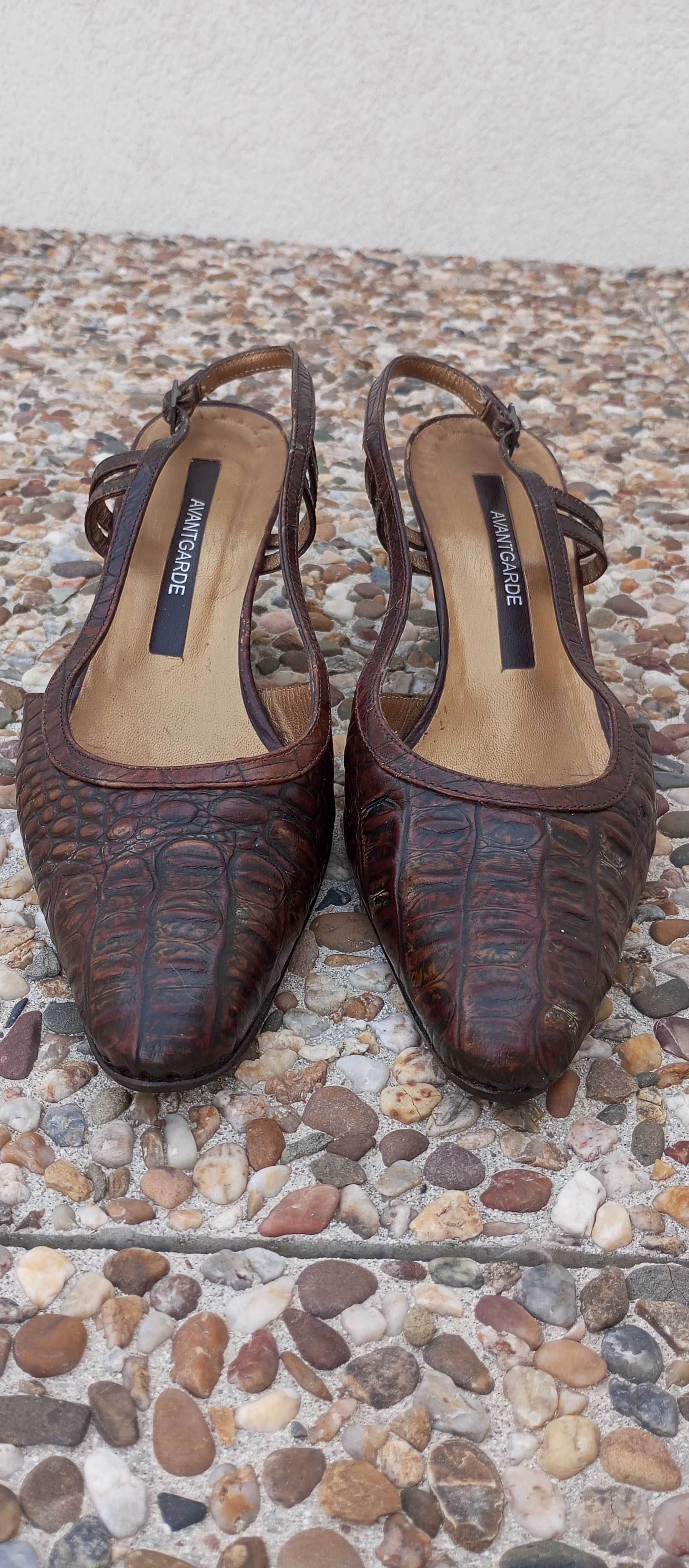 Promoção! Sapato aberto atrás em pele castanha crocodilo com cunha