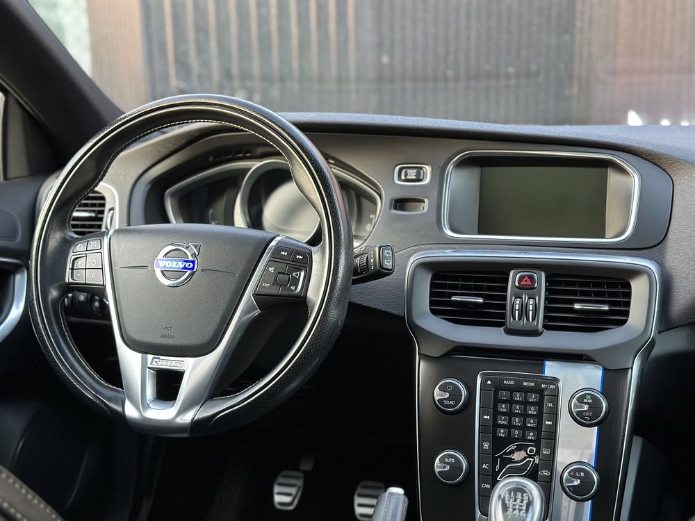 Volvo V40 1.6 D2 ‘ R-Design ‘  GARANTIA