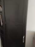 Roupeiro IKEA de uma porta com varão, prateleira e cesto com calha