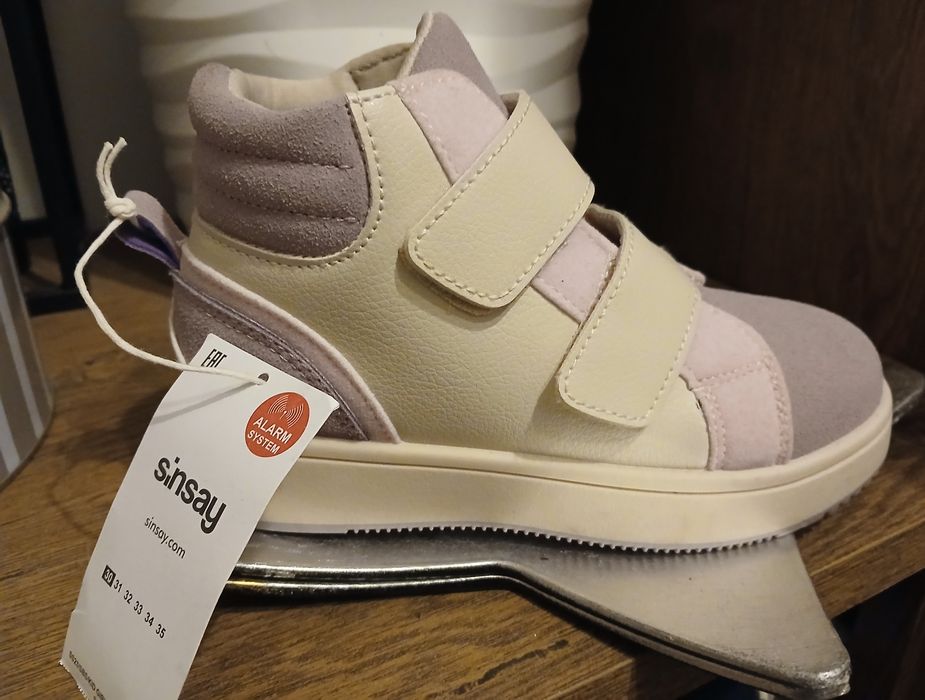 Nowe adidasy firmy Sinsay