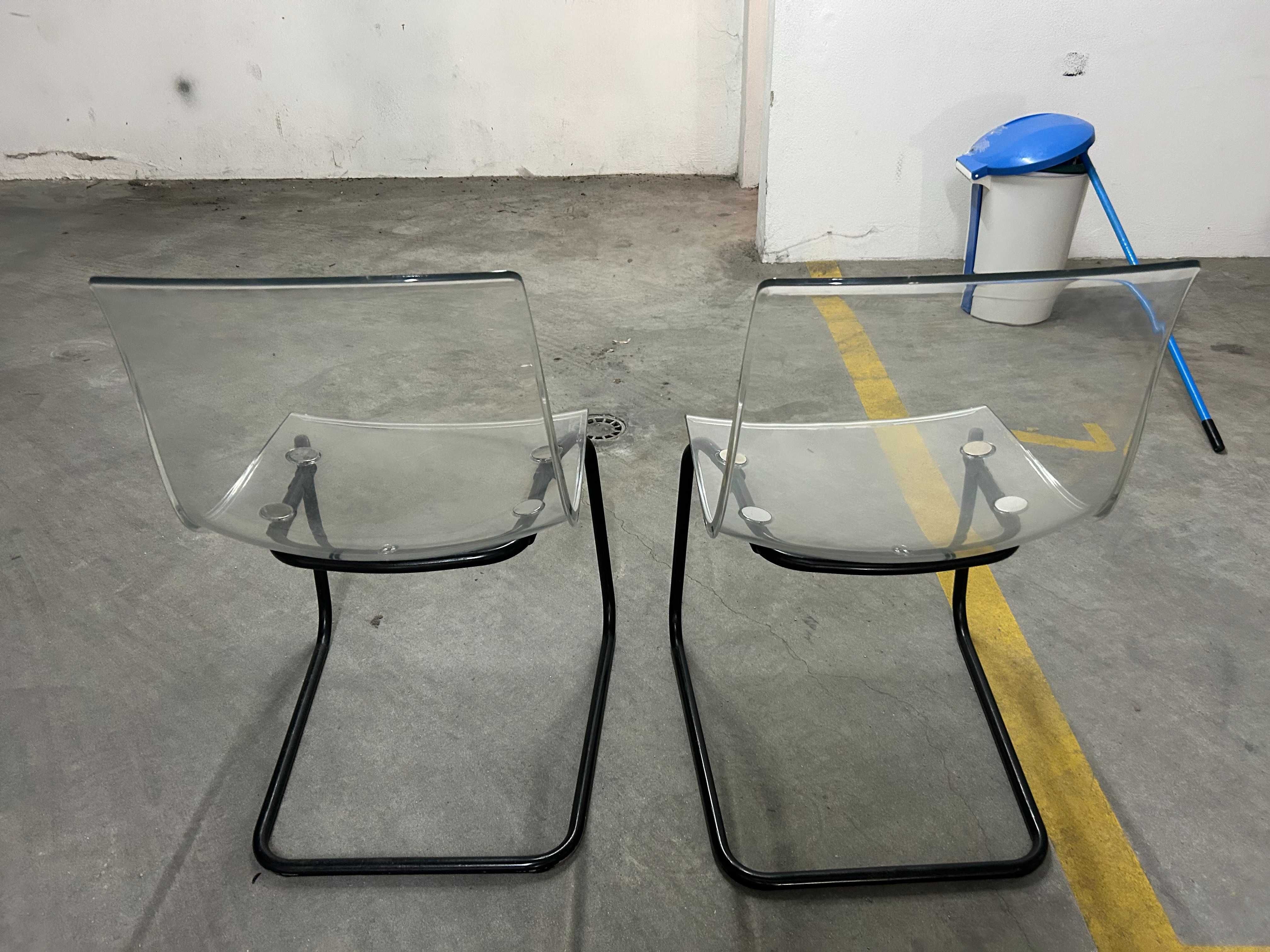 2 Cadeira em Acrílico.