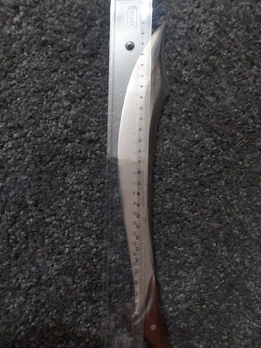 Faca artesanal forjada à mão – lâmina curva em aço e cabo em madeira