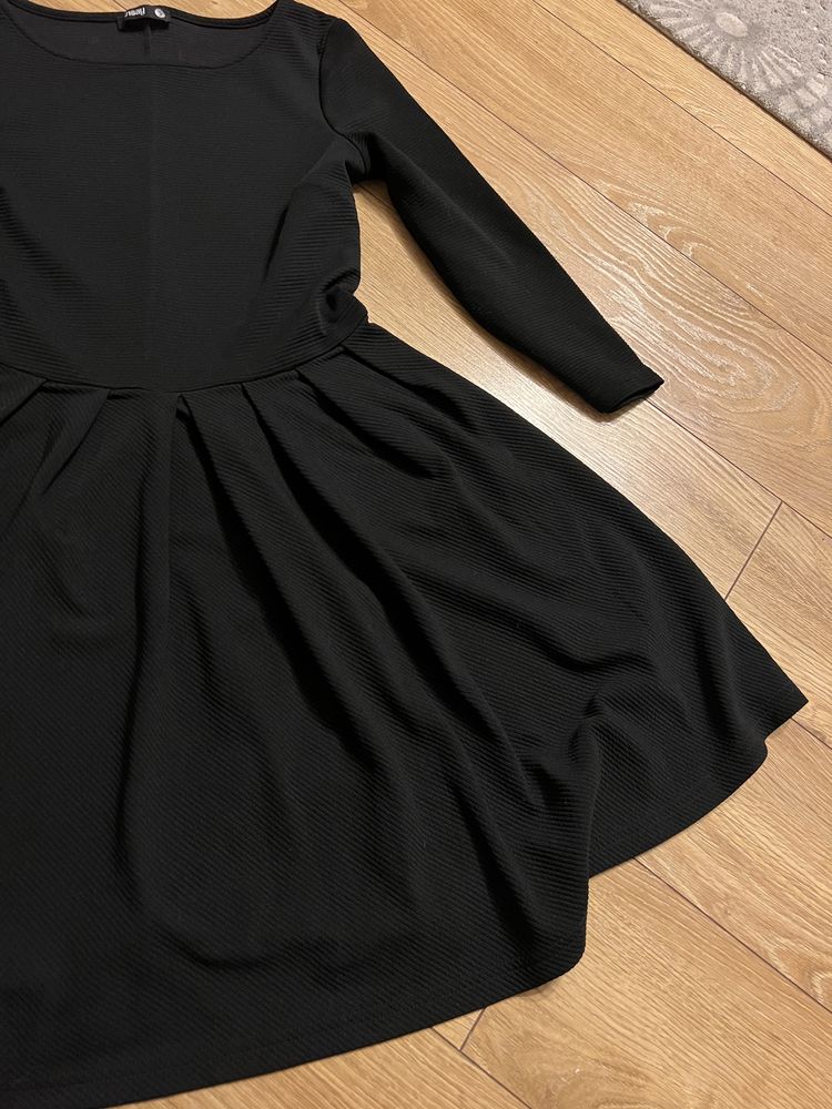 Czarna sukienka - z rękawkiem
